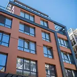Geneva: A Charming Patio Studio With Private Parking!